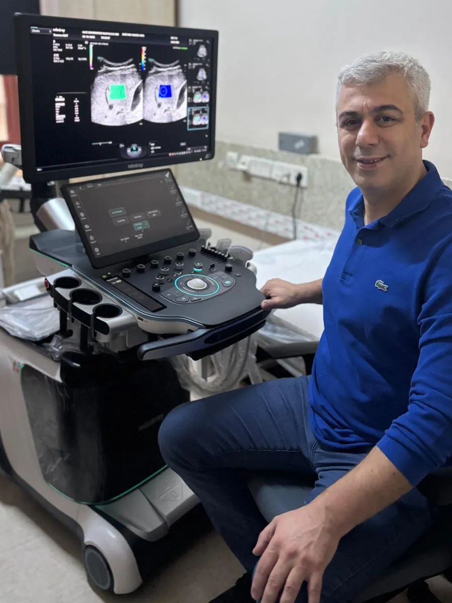Doç. Dr. Halit Nahit Şendur — elastografi incelemesi başında